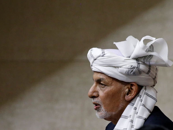 ĐSQ Nga: Tổng thống Ashraf Ghani bỏ trốn với 4 ô tô chở đầy tiền, sang ngay nước sát cạnh Afghanistan