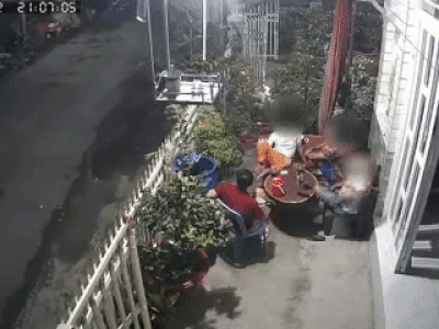 Nhanh chân giải tán khi đang tụ tập giữa đêm khuya, nhóm người còn hào hứng khoe mẽ thành tích