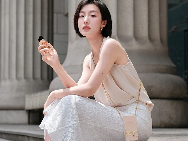 2021 rồi, nàng công sở đừng sắm túi to đùng mà hãy chuyển sang kiểu nhỏ xinh, sang chảnh 'level max' thế này