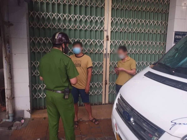 Đi bộ ra khỏi nhà khoảng 500 mét thì gặp công an, 2 người đàn ông bị phạt 15 triệu đồng