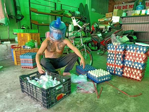 Anh Minh Râu bán rau '5 tỷ một bó' chế kính chống giọt bắn từ thứ không ai ngờ tới, dân mạng bình luận 'anh bớt mặn dùm'