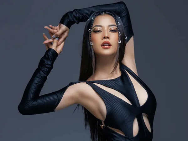 Hát live khiến netizen Việt tranh cãi, Chi Pu vẫn được fan quốc tế khen ngợi là nghệ sĩ tài năng