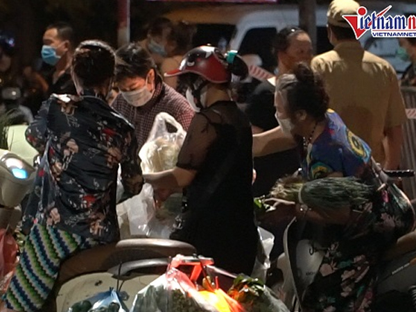 Người Hà Nội 'tránh chốt' kiểm dịch, đi chợ mua bán từ lúc 0h