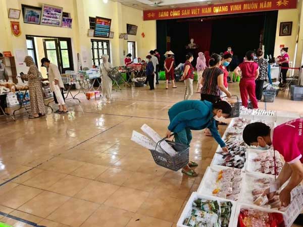 Chưa từng thấy ở Hà Nội, họp chợ bán rau trong nhà văn hoá