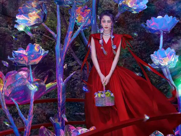 Địch Lệ Nhiệt Ba đẹp mê hoặc như nàng Alice lạc vào xứ sở thần tiên