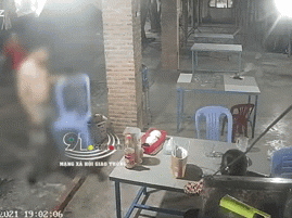 Kinh hoàng khoảnh khắc người đàn ông bị đối tượng vác dao vào tận trong nhà đuổi chém