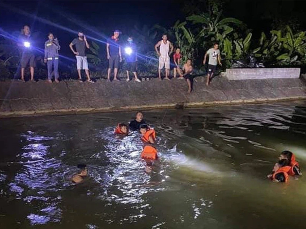 Thấy dép và xe đạp trên bờ, người dân tìm kiếm dưới nước phát hiện 3 thi thể học sinh