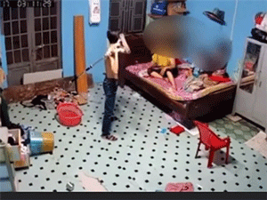 Phẫn nộ: Con trai dùng nạng đánh mẹ dã man vì không mượn được điện thoại