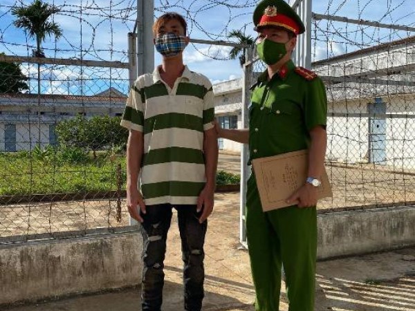 Nam thanh niên cướp 50.000 đồng của người phụ nữ đứng tuổi, còn bắt nạn nhân cởi quần áo