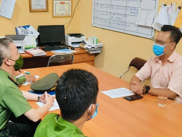 'Tiến sĩ chửi cán bộ trực chốt kiểm soát' tự ký giấy đi đường cho mình