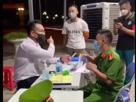 Xem xét dấu hiệu chống người thi hành công vụ của giám đốc xưng 'tao là VTV, tiến sĩ'
