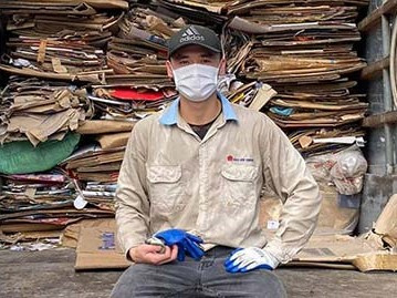 Xuân Nam, học trò hụt của thầy Park Hang Seo đi thu gom giấy vụn, lương 200.000 đồng/ngày