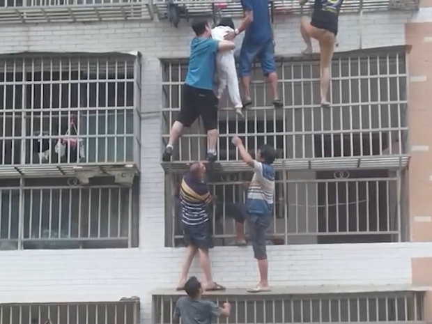 Clip: Cả chung cư hợp lực tạo thành chiếc 'thang người' giải cứu hai bé gái mắc kẹt trong căn hộ bốc cháy
