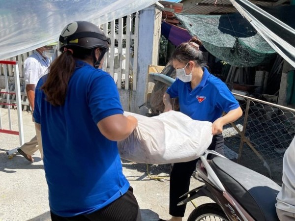 Đội nắng, xuyên đêm chuyển rau củ đến người dân Đà Nẵng đang 'ở đâu ở yên đó'