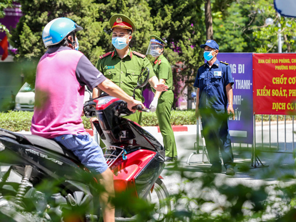 Video ảnh: Công an giữ chốt giữa trưa nắng gắt, nhiều người trình bày lý do 'đặc biệt'