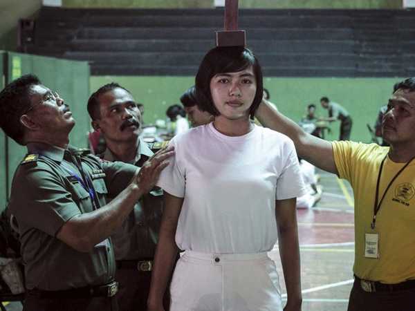 Dùng 2 ngón tay kiểm tra trinh tiết nữ tân binh, vợ quân nhân: Tướng Indonesia hết lời khen, đâu mới là điều 'sốc' nhất?