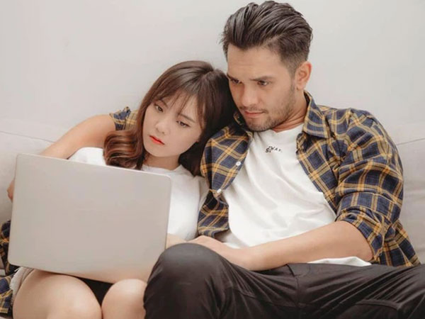 Liên tục hôn Nhikolai Đinh ở show 18+, Lâm Á Hân nói gì về tin đồn hẹn hò hot boy lai Nga ngoài đời?