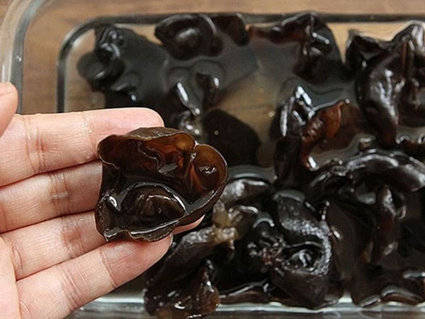 Sai lầm tai hại mà ai cũng từng mắc phải: Rửa mộc nhĩ với nước nóng chẳng khác nào 'nhúng' vào thuốc độc, đây mới là cách làm đúng