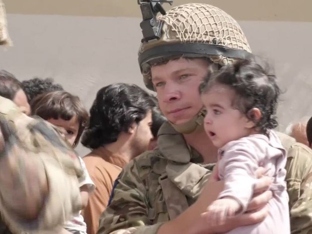 Những bà mẹ Afghanistan tuyệt vọng ném con qua rào chắn, xin người ta đưa chúng đi thật xa: Quặn lòng ánh mắt những đứa trẻ tìm mẹ