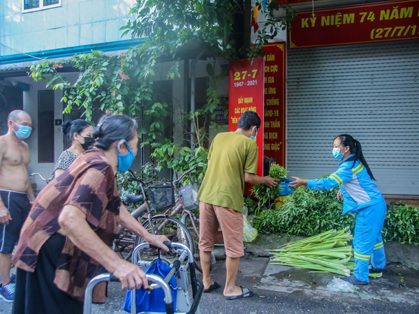 Sạp rau miễn phí ấm tình người của hai chị lao công giữa mùa dịch