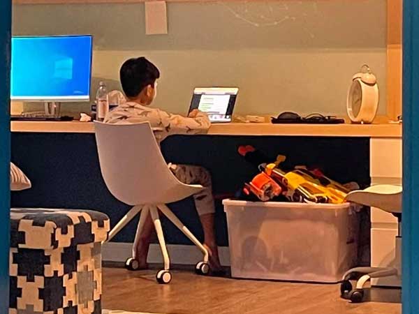 Cường Đô La chụp lén Subeo đang học bài nhưng căn phòng chuẩn 'rich kid' của cậu bé mới gây chú ý