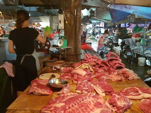 Giá lợn hơi giảm mạnh, nhưng giá thịt thành phẩm vẫn cao ngất