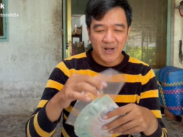 Hết làm ổ bánh mì đặc biệt, người đàn ông lại tiếp tục tặng gói mì đắt nhất Việt Nam cho người khó khăn mùa dịch, nhiều người bất ngờ bật khóc với sự thật đằng sau
