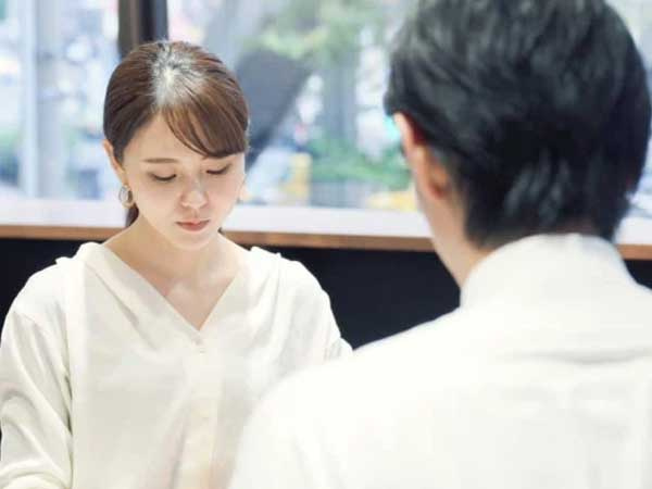 Nói dối để hẹn hò với tình cũ, nửa đêm nghe cuộc điện thoại mà chồng bỏ chạy khỏi khách sạn về chuộc lỗi với vợ