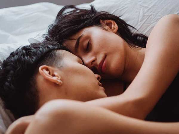 Thấy chồng áp lực cực độ mỗi khi 'lâm trận', cô vợ đem theo một thứ vào phòng ngủ khiến cục diện thay đổi khó tin