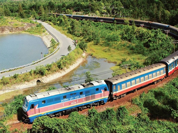 Đường sắt Việt Nam tăng cường biện pháp ngăn chặn tình trạng người dân đu bám tàu hàng để trốn kiểm soát dịch COVID-19