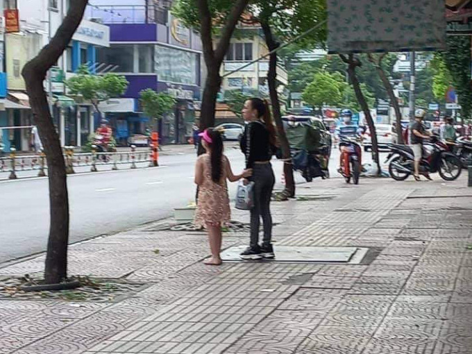 Chị gái 3 tháng bị phạt 16 triệu vì không đeo khẩu trang tiếp tục được bắt gặp 'mặt trần' dắt con nhỏ đi ngoài đường