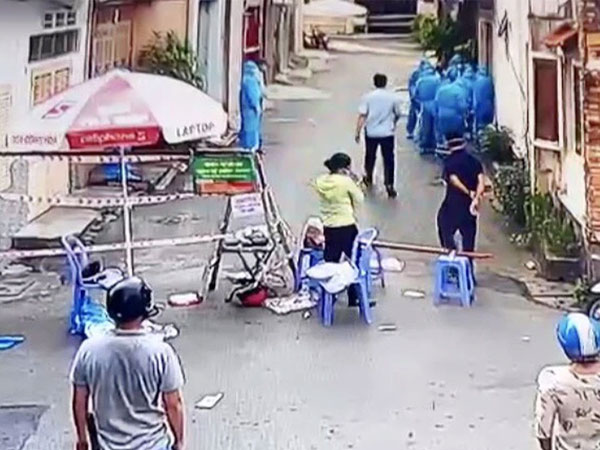 Công an mặc đồ bảo hộ khống chế đối tượng F0 đánh đập cha mẹ ở Sài Gòn