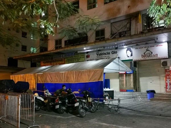Hà Nội: Phong tỏa tạm thời, dựng lều dã chiến tại tòa HH4C Linh Đàm để siết chặt phòng chống Covid-19
