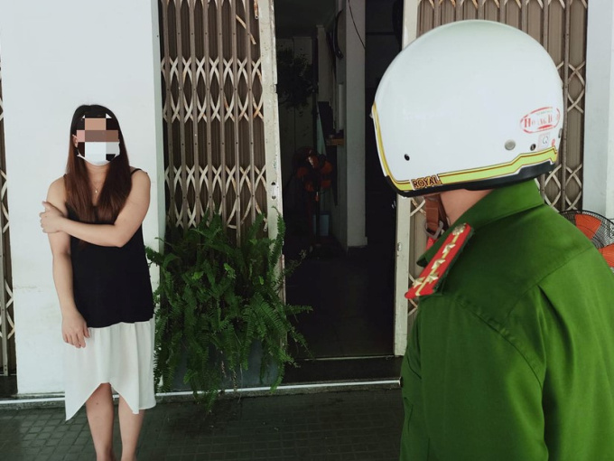 'Giãn cách đặc biệt' ở Đà Nẵng: Vi phạm từ đi xét nghiệm Covid-19 tiện 'tám chuyện' đến cắn, đấm cán bộ chốt kiểm soát