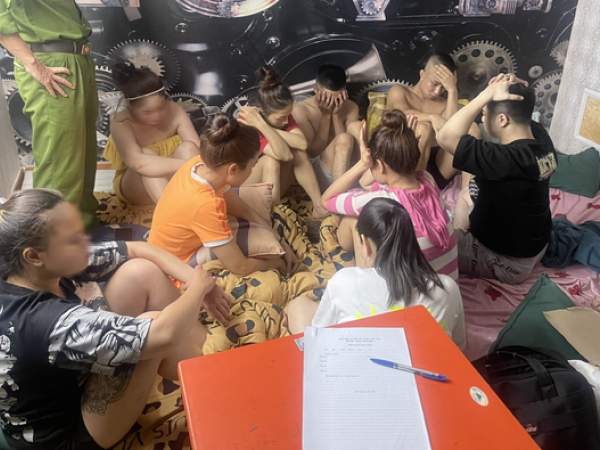 Đột kích tiệm nail, phát hiện nhiều cặp vợ chồng dương tính với ma tuý