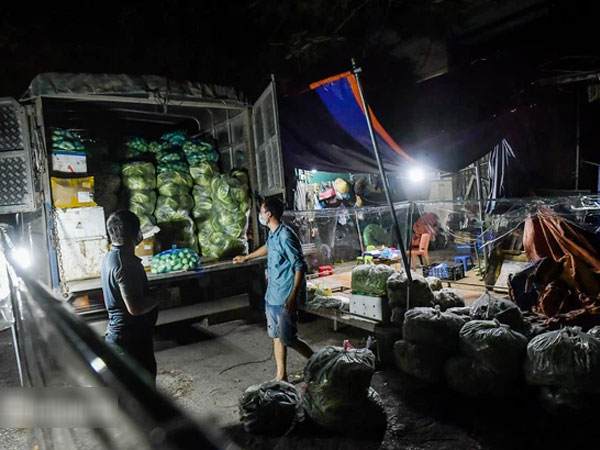 Hà Nội: Tiểu thương tất bật dọn hàng trong đêm khi chợ đầu mối phía Nam được mở trở lại