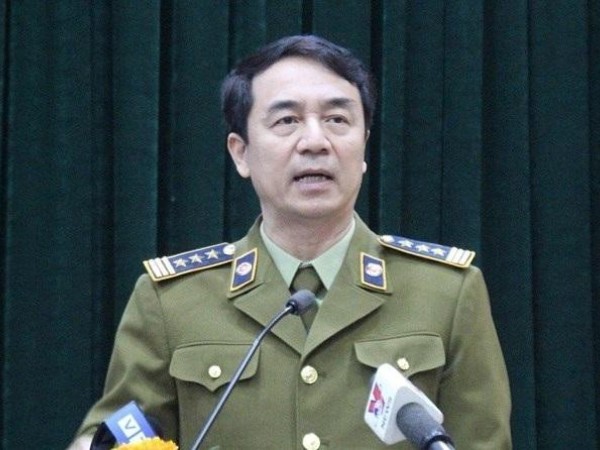 Ông Trần Hùng bị cáo buộc 'đội mũ phớt' cho đường dây sách giáo khoa giả