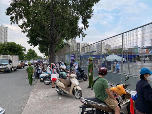 Ảnh: Người mua sắm quá đông, siêu thị ở TP.HCM thông báo 60 phút mới nhận khách mới