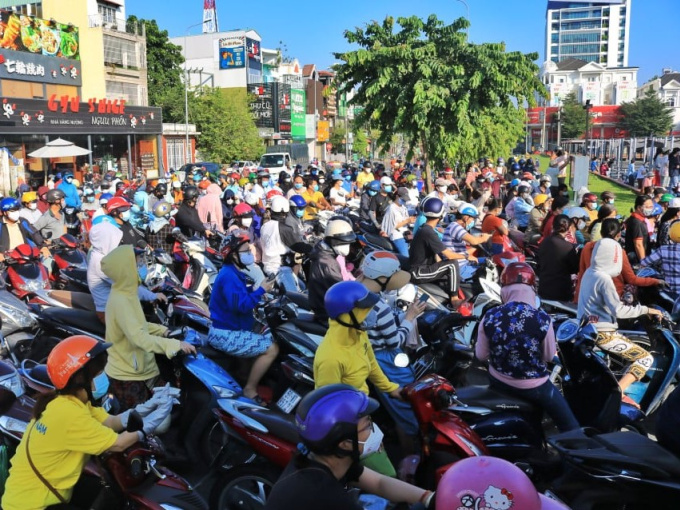 Người dân TP.HCM đi siêu thị đông nghẹt từ sớm: ‘Không biết khi nào mới tới lượt!’
