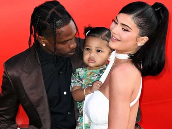 Kylie Jenner đang mang thai lần 2: Showbiz sắp có thêm em bé 'ngậm thìa vàng', nhưng bố đứa trẻ là ai?
