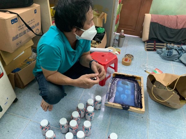Sản xuất thuốc hỗ trợ điều trị COVID-19 giả ở... nhà vệ sinh