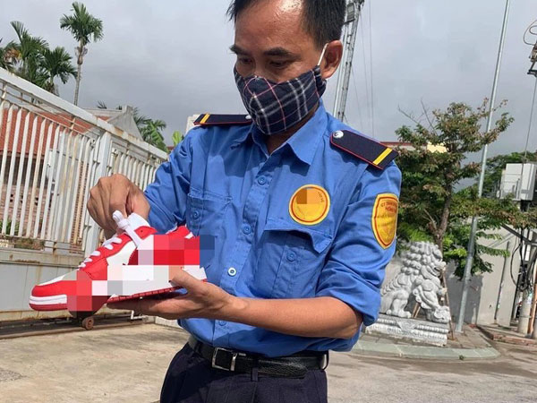 Bố tỉ mỉ mua giày tặng con gái để tựu trường nhưng lại bị săm soi một điều mà chưa bao giờ dân mạng phân rõ 'hai chiến tuyến' đến thế