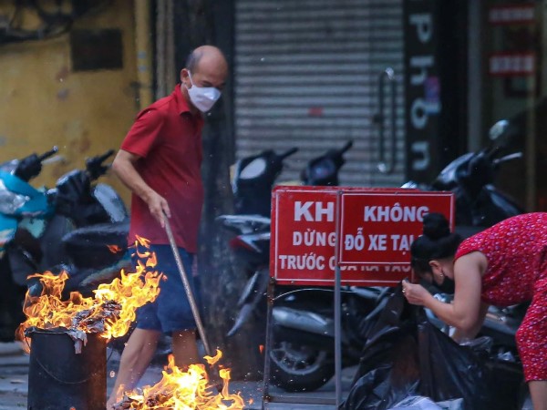 Đường phố Hà Nội 'đỏ lửa' cúng Rằm tháng Bảy đặc biệt nhất