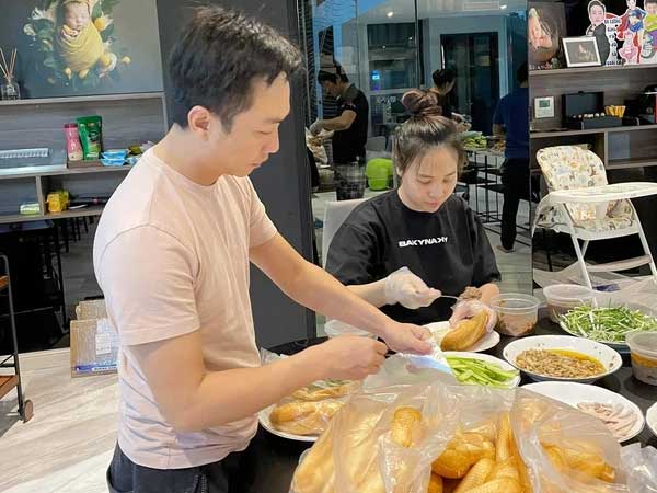 Đại gia Cường Đô La cùng vợ vào bếp làm bánh giúp đỡ bà con TP.HCM, mặt 0% son phấn của Đàm Thu Trang giật spotlight