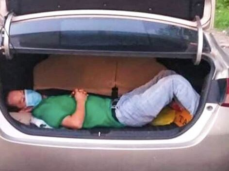 Thấy tài xế tỏ vẻ hốt hoảng, cảnh sát kiểm tra xe phát hiện 'giấu' người trong cốp