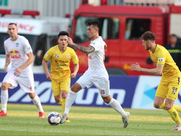 V-League 2021: Người muốn đá, kẻ muốn hủy