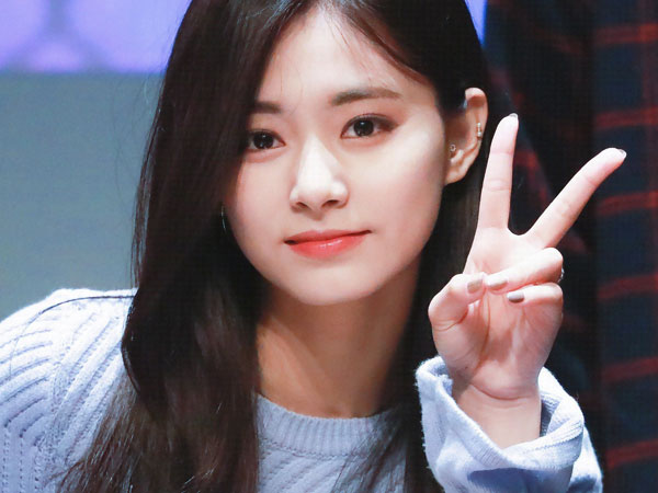 Thiếu son phấn, nhan sắc Tzuyu gây tranh cãi mạnh: Khi bị chê kém sắc đen nhẻm, lúc lại long lanh chuẩn nữ thần