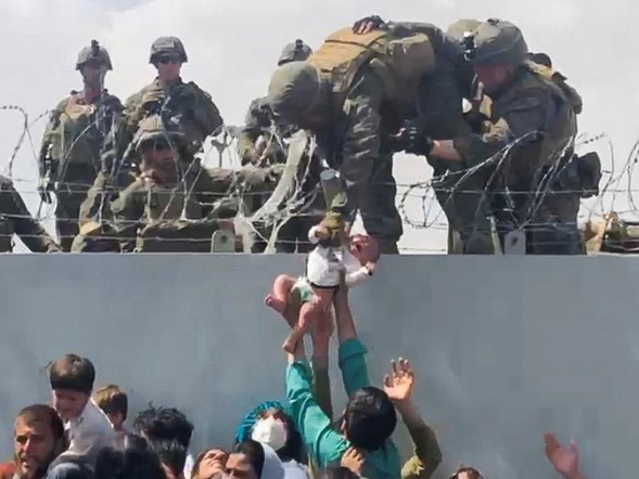 Em bé Afghanistan khóc ròng khi được giao cho lính Mỹ và những tiếng cầu cứu xé lòng tại đất nước đang hỗn loạn vì chiến tranh