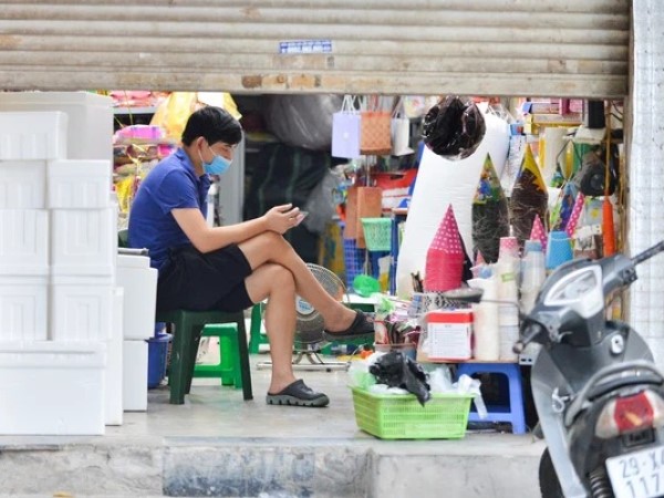 Ảnh: Phố Hàng Mã đìu hiu chưa từng có, tiểu thương vẫn hé cửa bán bất chấp lệnh cấm trước ngày Rằm tháng 7