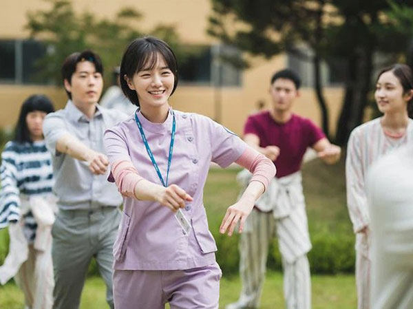 Tình địch của nàng điên nữ trong 'Điên Thì Có Sao': Dát loạt hàng hiệu, tuyên chiến cả Park Min Young với Jennie (Black Pink)